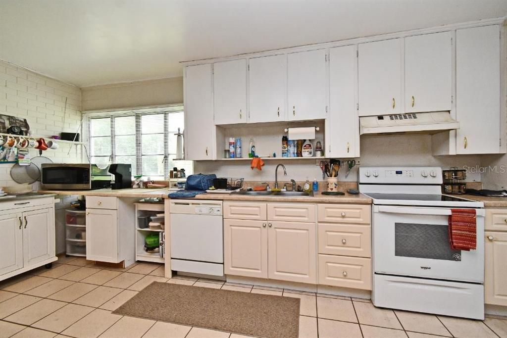 На продажу: $395,000 (3 спален, 1 ванн, 2000 Квадратных фут)