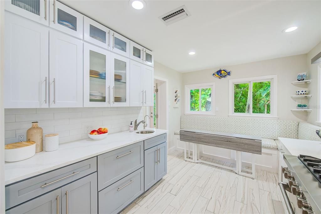 На продажу: $1,099,995 (3 спален, 2 ванн, 2282 Квадратных фут)