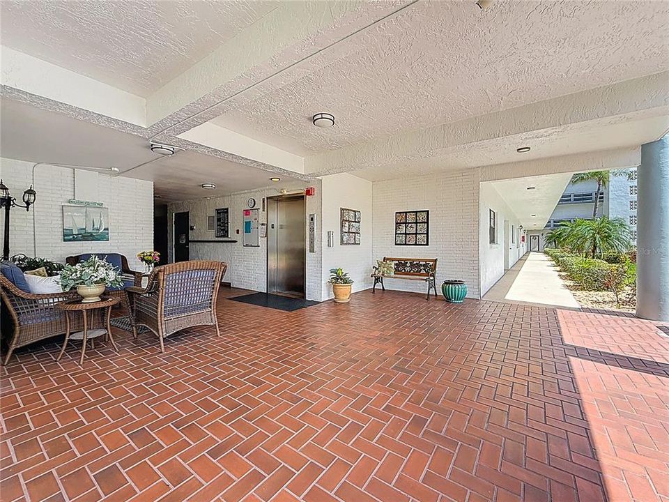 Active With Contract: $114,500 (1 beds, 1 baths, 840 Square Feet)