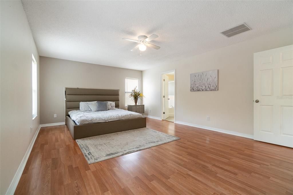 Под контрактом: $399,000 (4 спален, 2 ванн, 2430 Квадратных фут)