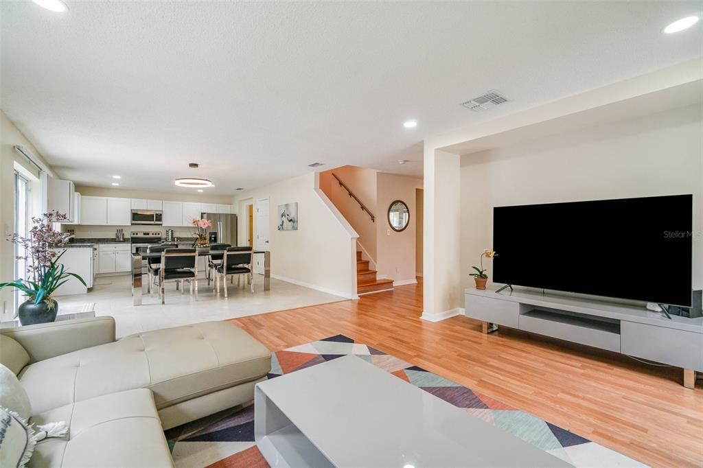 Под контрактом: $399,000 (4 спален, 2 ванн, 2430 Квадратных фут)