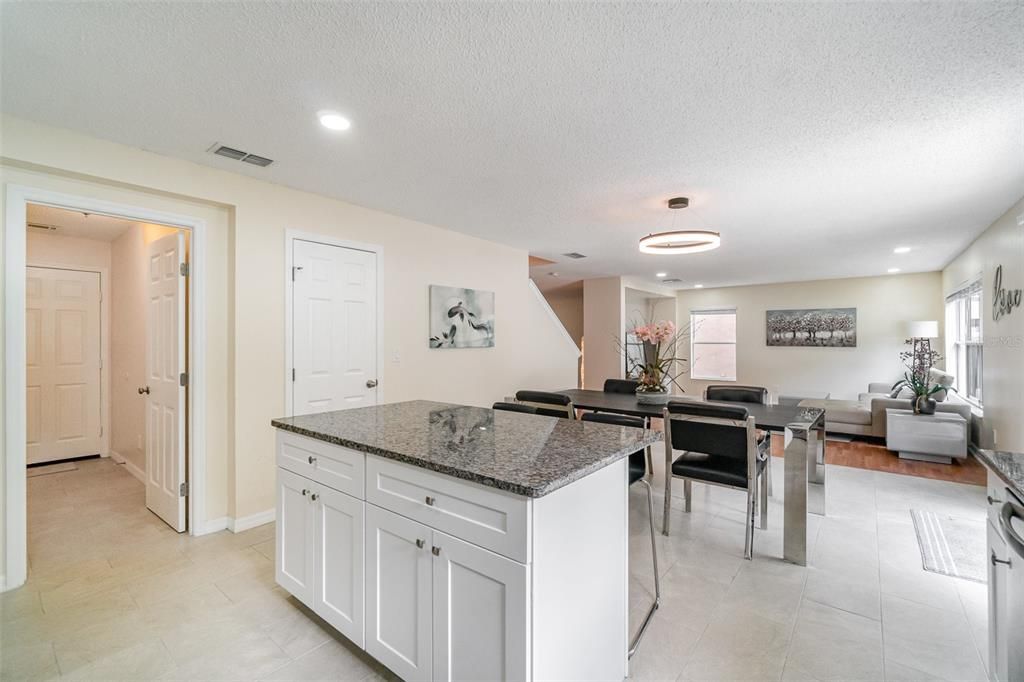 Под контрактом: $399,000 (4 спален, 2 ванн, 2430 Квадратных фут)