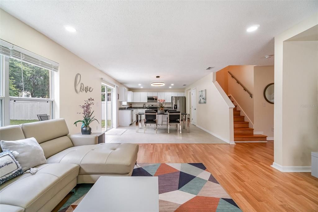 Под контрактом: $399,000 (4 спален, 2 ванн, 2430 Квадратных фут)