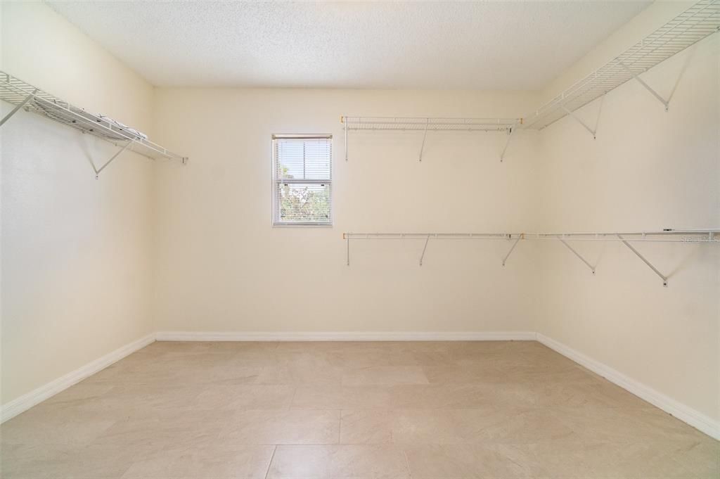 Под контрактом: $399,000 (4 спален, 2 ванн, 2430 Квадратных фут)