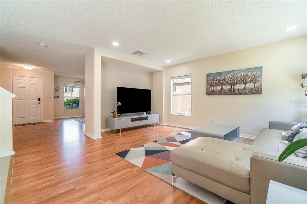 Под контрактом: $399,000 (4 спален, 2 ванн, 2430 Квадратных фут)