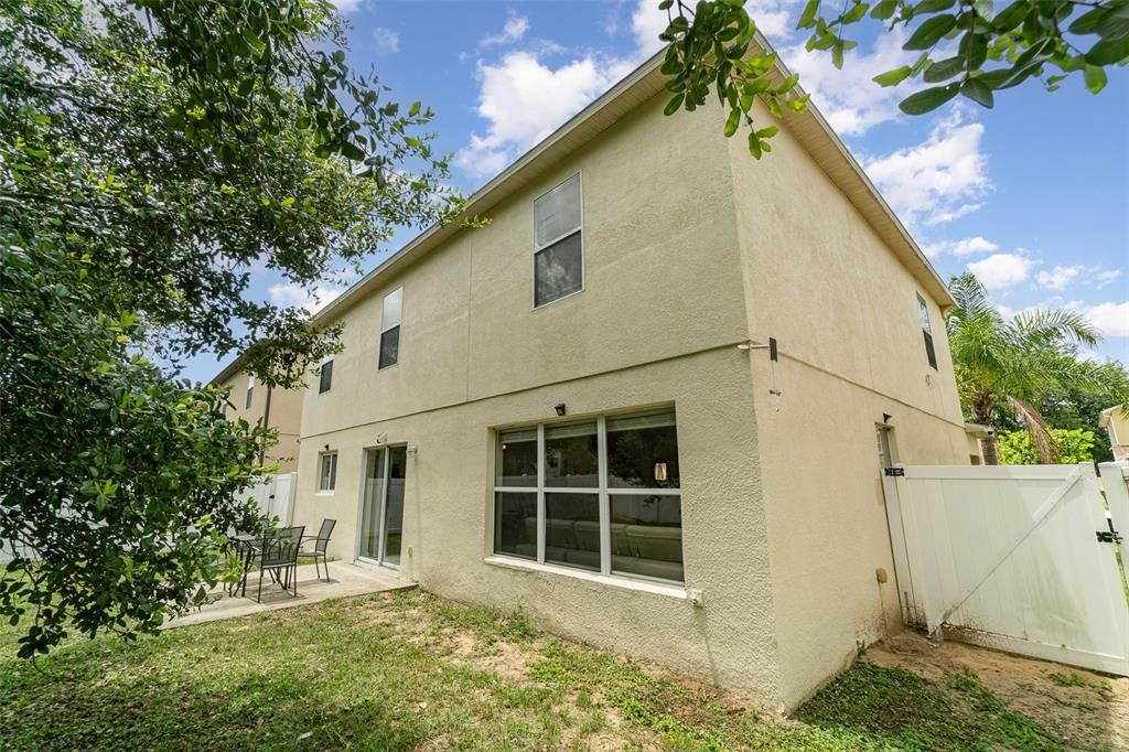 Под контрактом: $399,000 (4 спален, 2 ванн, 2430 Квадратных фут)