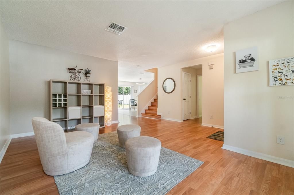 Под контрактом: $399,000 (4 спален, 2 ванн, 2430 Квадратных фут)