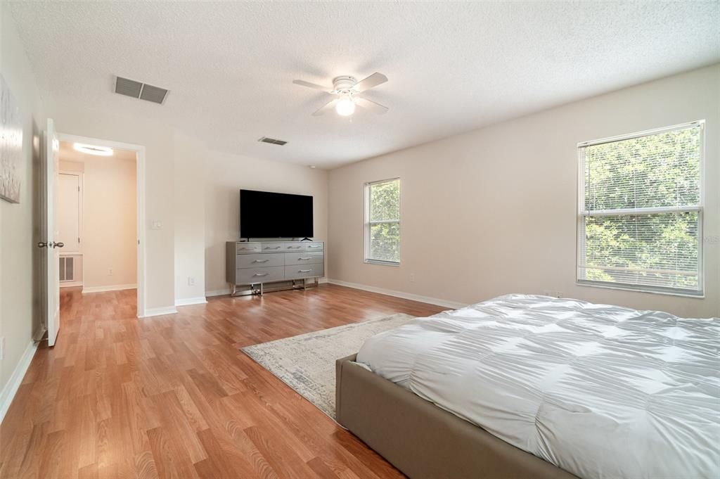 Под контрактом: $399,000 (4 спален, 2 ванн, 2430 Квадратных фут)