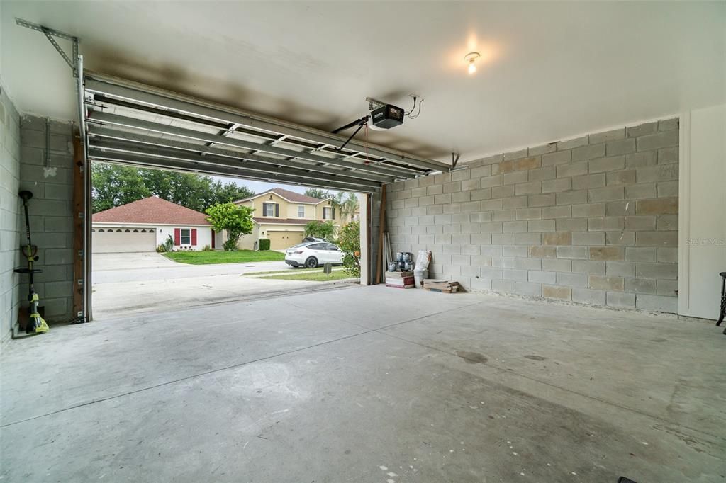 Под контрактом: $399,000 (4 спален, 2 ванн, 2430 Квадратных фут)