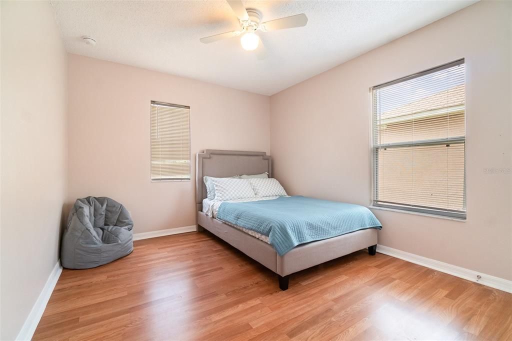 Под контрактом: $399,000 (4 спален, 2 ванн, 2430 Квадратных фут)