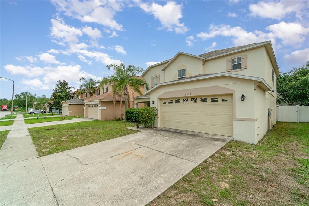 Под контрактом: $399,000 (4 спален, 2 ванн, 2430 Квадратных фут)