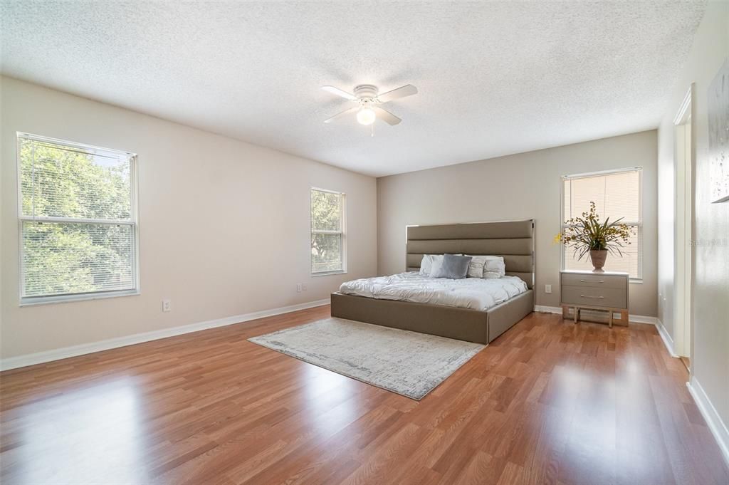 Под контрактом: $399,000 (4 спален, 2 ванн, 2430 Квадратных фут)