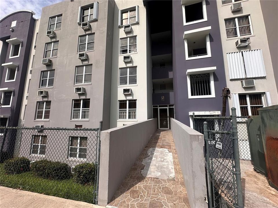 Active With Contract: $200,000 (3 beds, 2 baths, 1051 Square Feet)