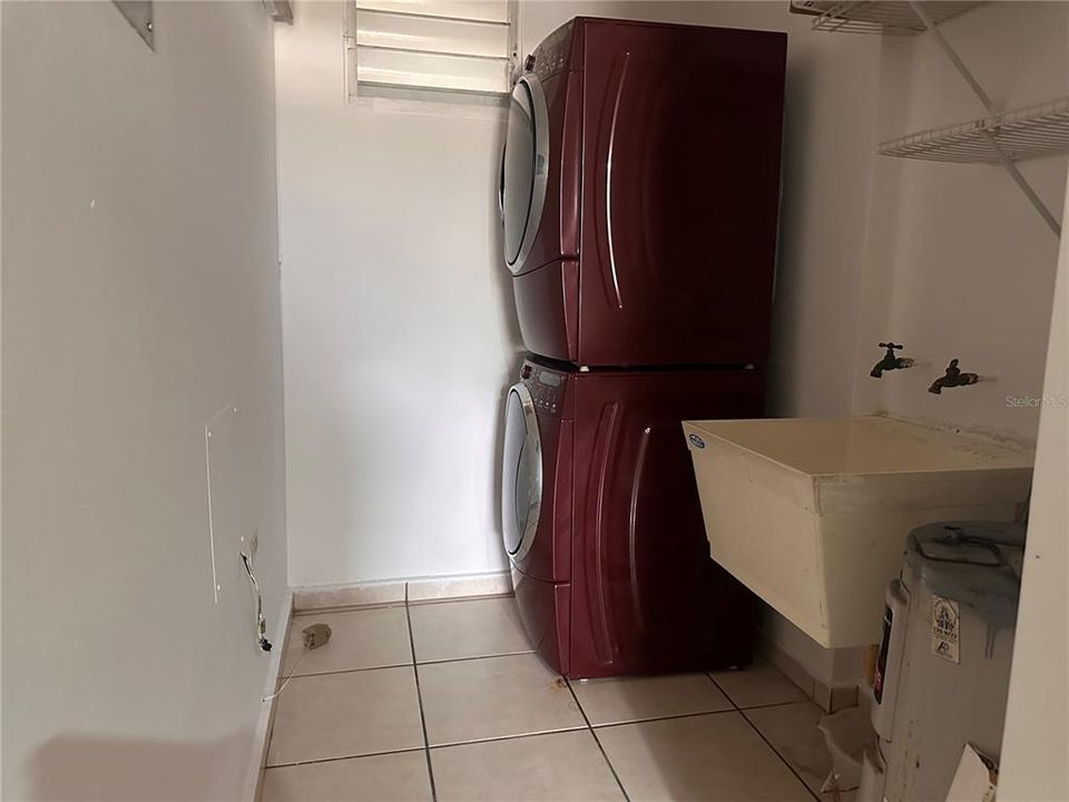 Active With Contract: $200,000 (3 beds, 2 baths, 1051 Square Feet)