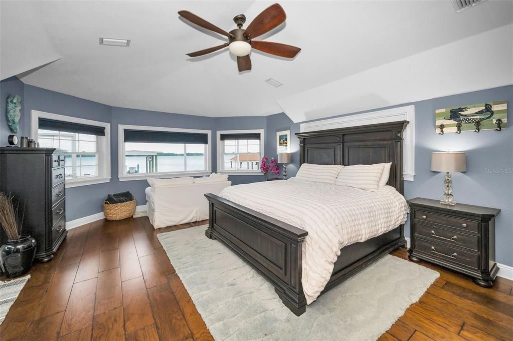 For Sale: $915,000 (3 beds, 3 baths, 2688 Square Feet)