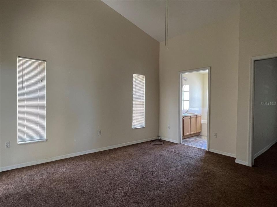 合同活跃: $265,000 (3 贝兹, 2 浴室, 1353 平方英尺)