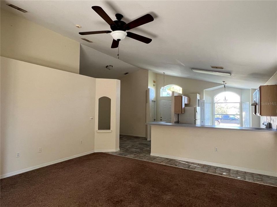 合同活跃: $265,000 (3 贝兹, 2 浴室, 1353 平方英尺)