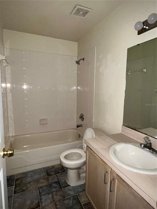 合同活跃: $265,000 (3 贝兹, 2 浴室, 1353 平方英尺)