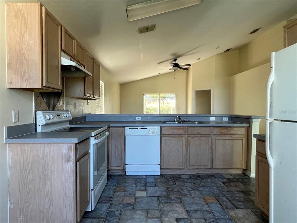 合同活跃: $265,000 (3 贝兹, 2 浴室, 1353 平方英尺)