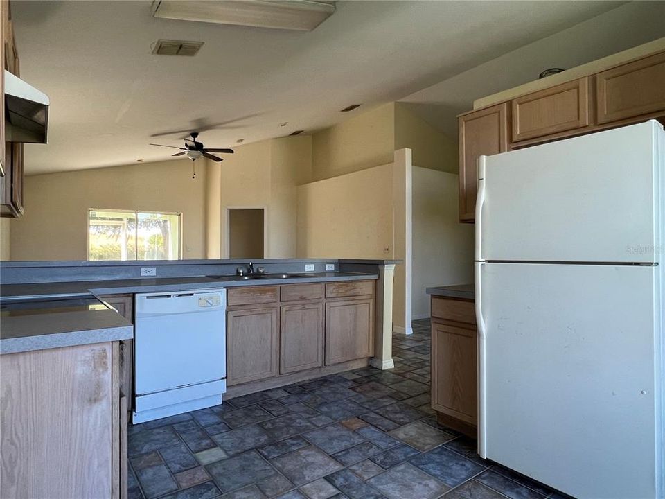 合同活跃: $265,000 (3 贝兹, 2 浴室, 1353 平方英尺)