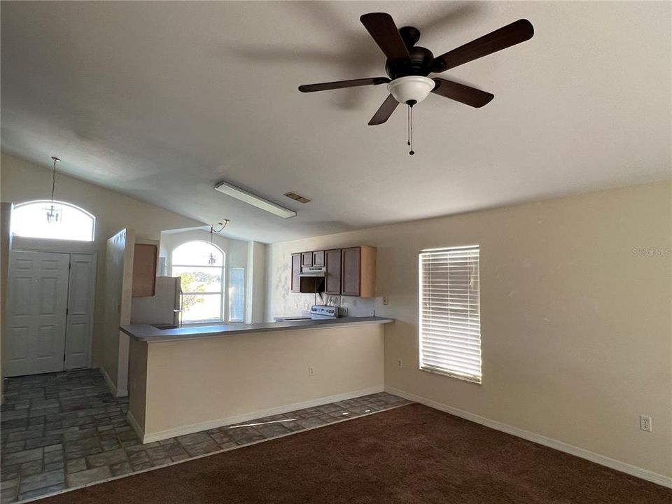 合同活跃: $265,000 (3 贝兹, 2 浴室, 1353 平方英尺)