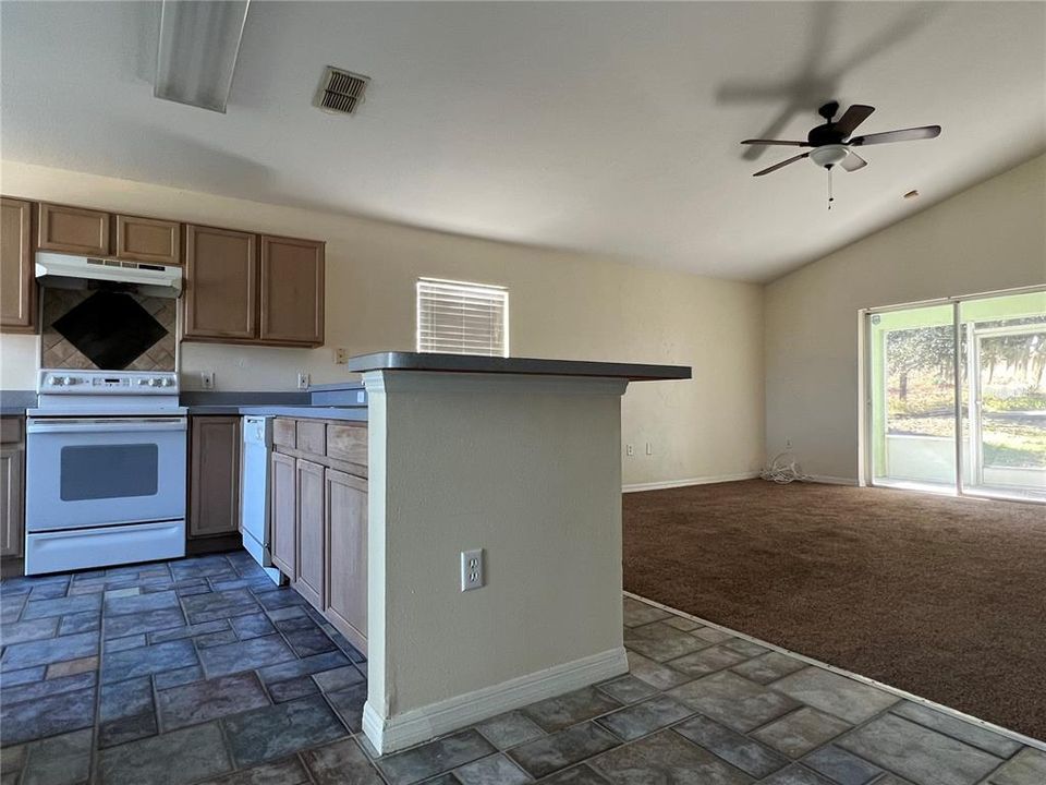 合同活跃: $265,000 (3 贝兹, 2 浴室, 1353 平方英尺)