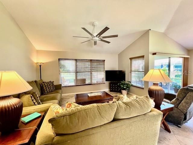 В аренду: $4,700 (2 спален, 2 ванн, 1438 Квадратных фут)