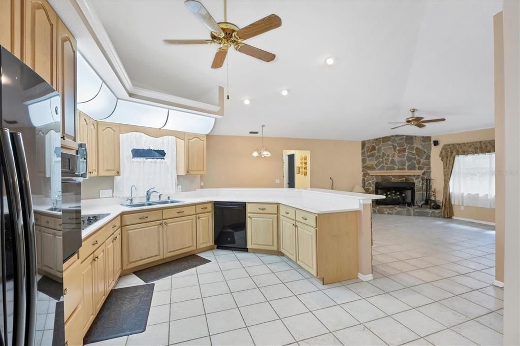 На продажу: $724,900 (3 спален, 2 ванн, 2011 Квадратных фут)