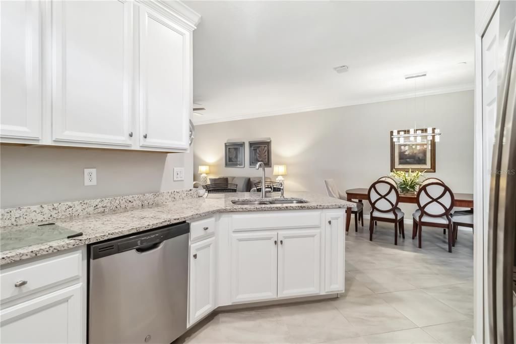 出租: $6,000 (2 贝兹, 2 浴室, 1568 平方英尺)