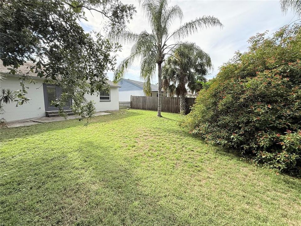 Activo con contrato: $2,495 (3 camas, 2 baños, 1215 Pies cuadrados)