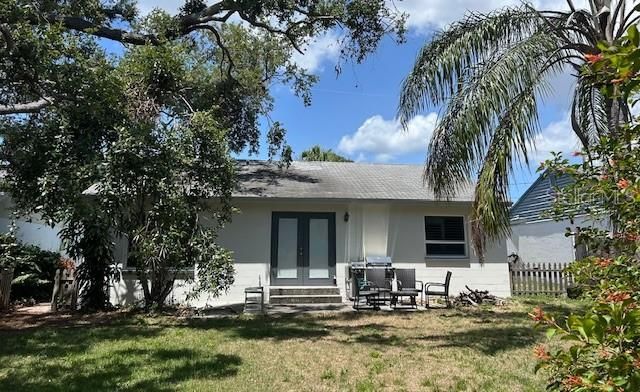 Activo con contrato: $2,495 (3 camas, 2 baños, 1215 Pies cuadrados)