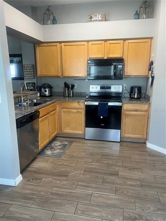 Под контрактом: $295,000 (3 спален, 2 ванн, 1303 Квадратных фут)