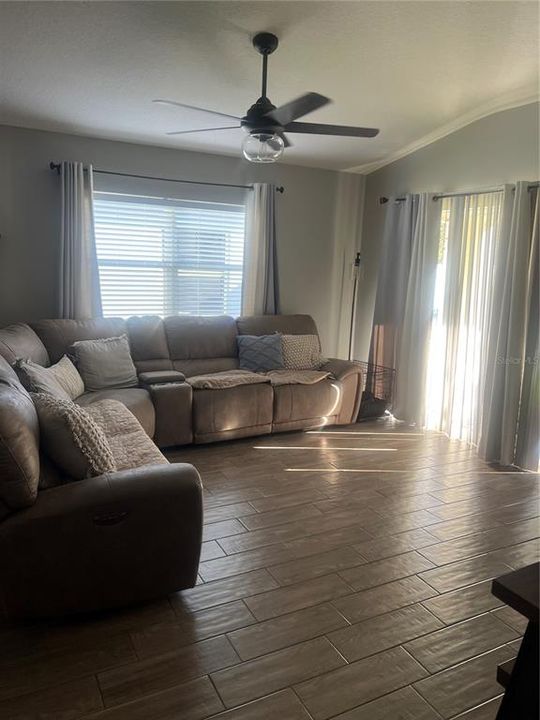 Под контрактом: $295,000 (3 спален, 2 ванн, 1303 Квадратных фут)