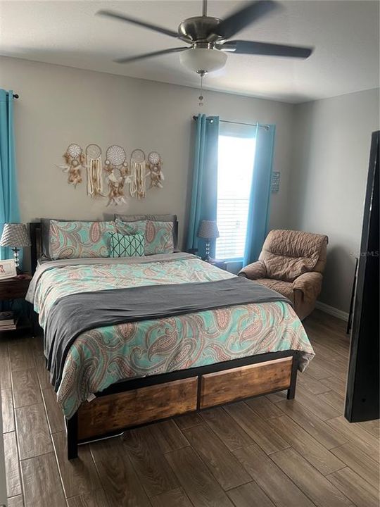 Под контрактом: $295,000 (3 спален, 2 ванн, 1303 Квадратных фут)