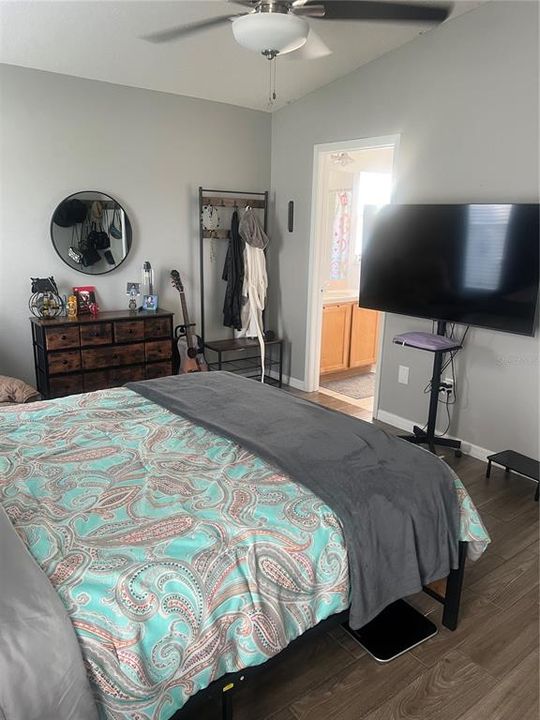 Под контрактом: $295,000 (3 спален, 2 ванн, 1303 Квадратных фут)