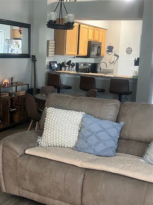 Под контрактом: $295,000 (3 спален, 2 ванн, 1303 Квадратных фут)