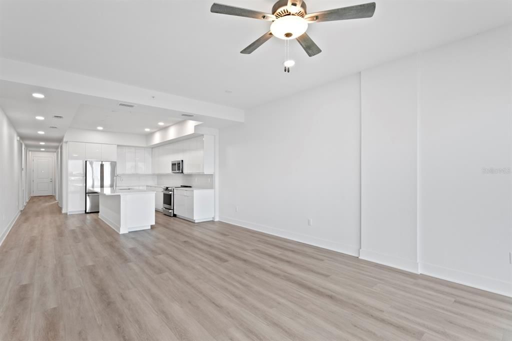 Под контрактом: $1,068,000 (3 спален, 3 ванн, 1826 Квадратных фут)