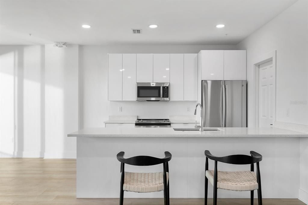 Под контрактом: $1,068,000 (3 спален, 3 ванн, 1826 Квадратных фут)