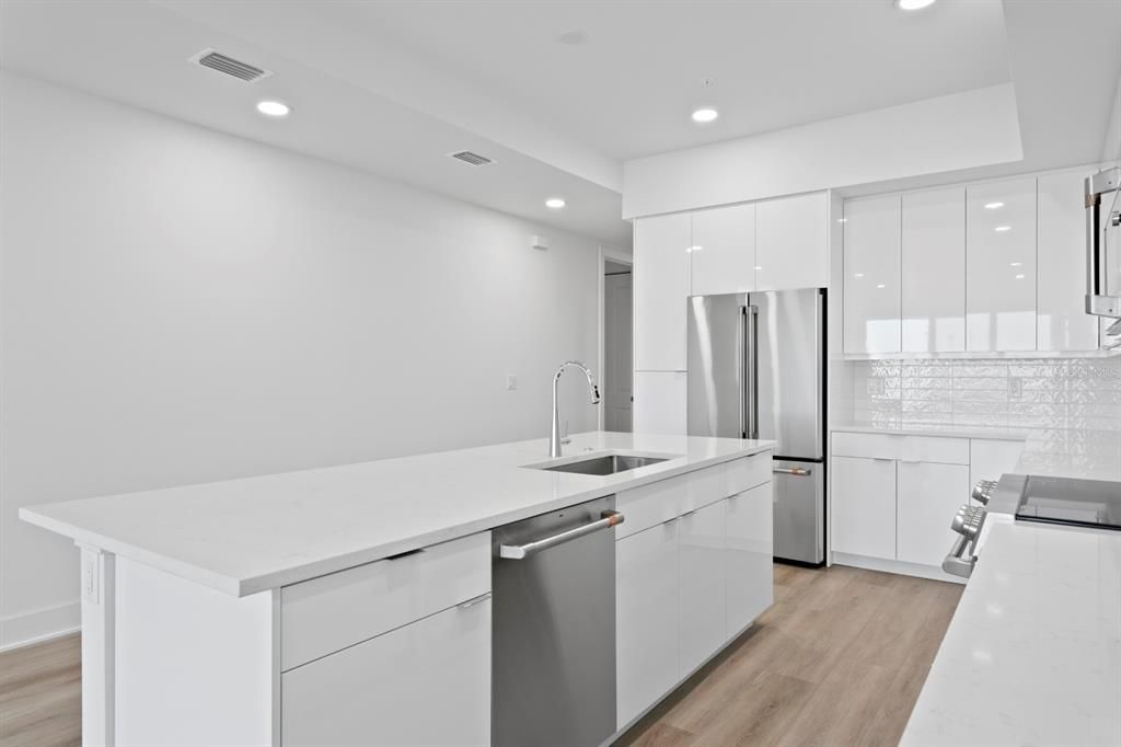 Под контрактом: $1,068,000 (3 спален, 3 ванн, 1826 Квадратных фут)