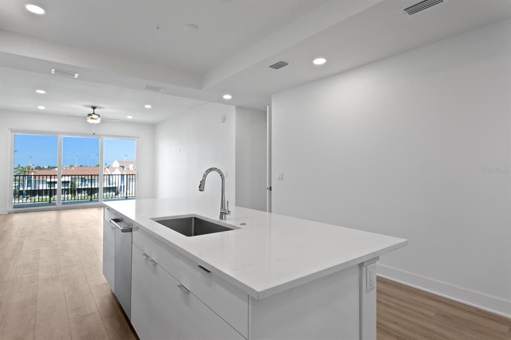 Под контрактом: $1,068,000 (3 спален, 3 ванн, 1826 Квадратных фут)