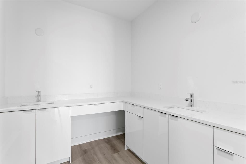 Под контрактом: $1,068,000 (3 спален, 3 ванн, 1826 Квадратных фут)