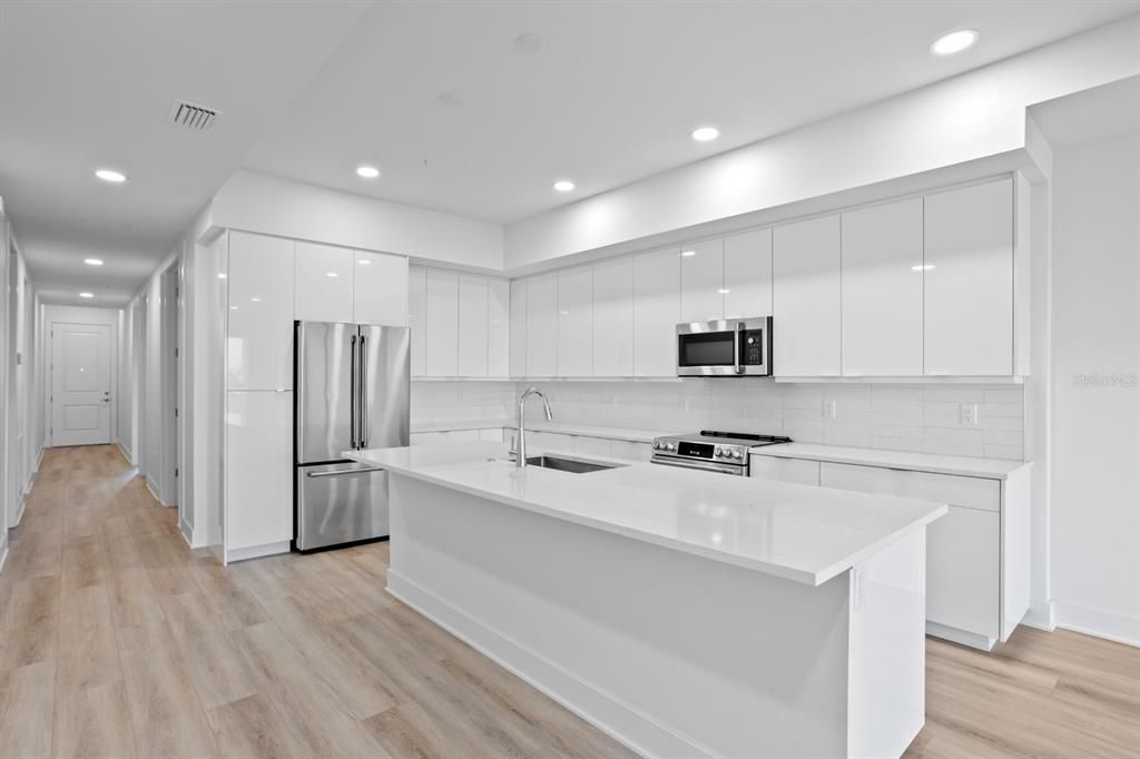 Под контрактом: $1,068,000 (3 спален, 3 ванн, 1826 Квадратных фут)