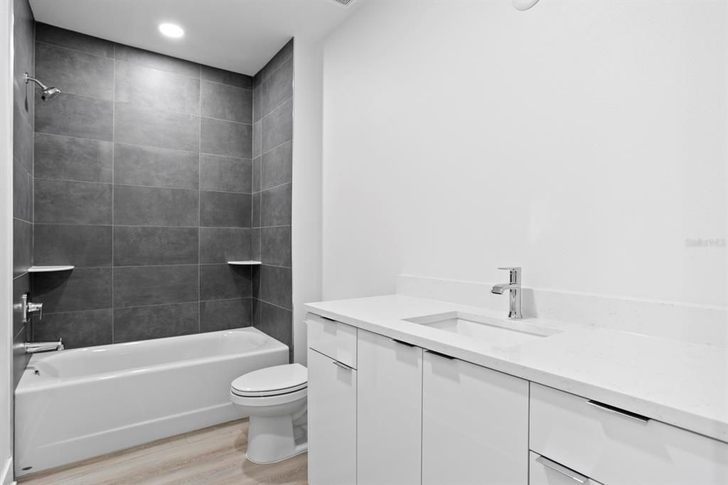 Под контрактом: $1,068,000 (3 спален, 3 ванн, 1826 Квадратных фут)