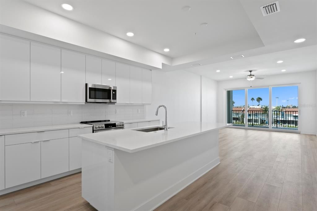 Под контрактом: $1,068,000 (3 спален, 3 ванн, 1826 Квадратных фут)