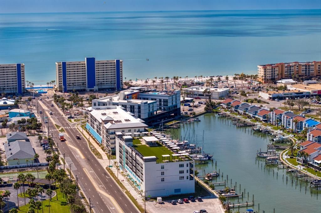 Под контрактом: $1,068,000 (3 спален, 3 ванн, 1826 Квадратных фут)