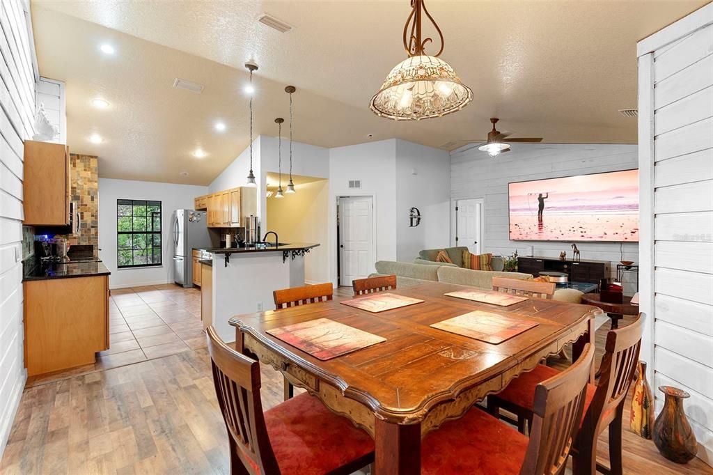 待售: $1,500,000 (8 贝兹, 4 浴室, 4450 平方英尺)