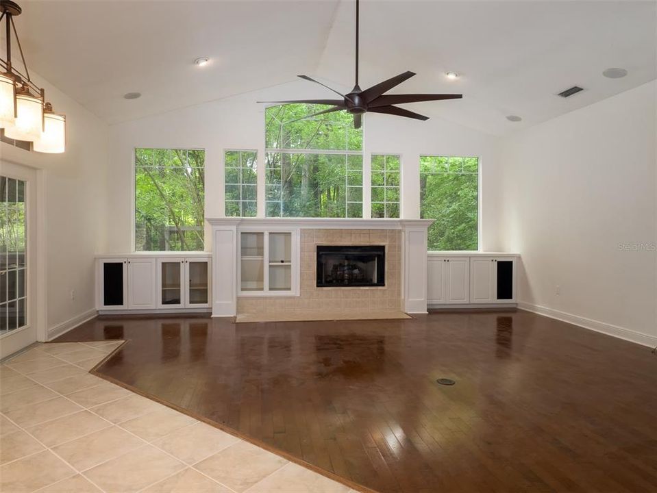 合同活跃: $790,000 (4 贝兹, 3 浴室, 3720 平方英尺)