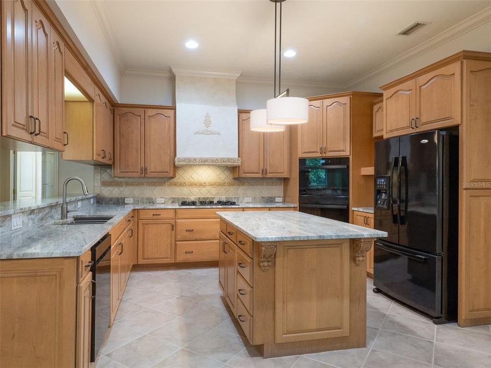 合同活跃: $790,000 (4 贝兹, 3 浴室, 3720 平方英尺)