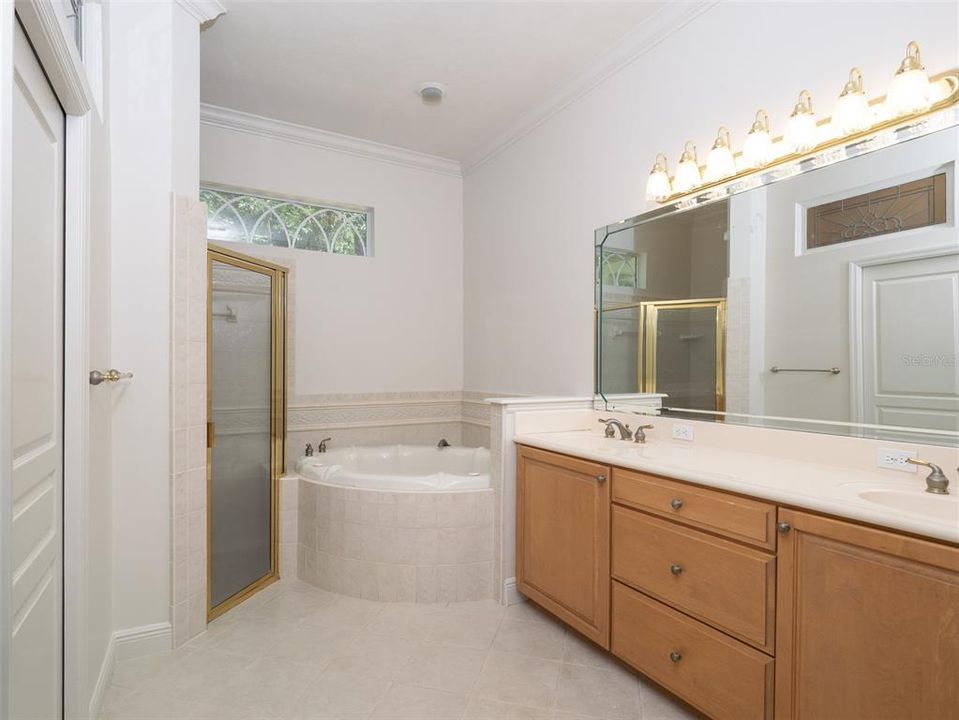 合同活跃: $790,000 (4 贝兹, 3 浴室, 3720 平方英尺)