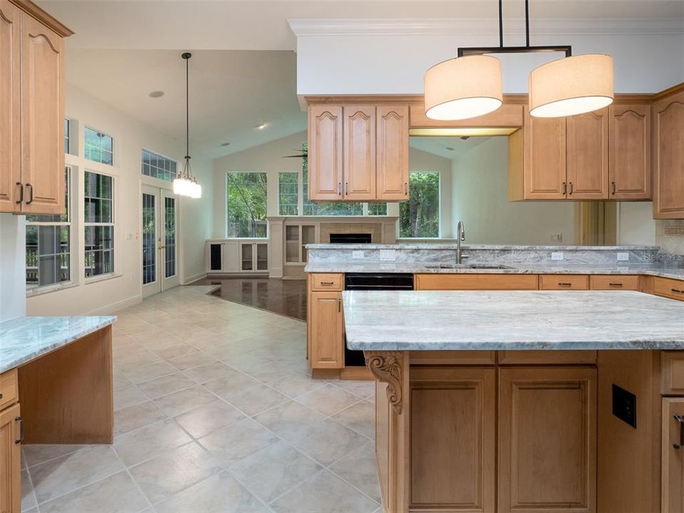 合同活跃: $790,000 (4 贝兹, 3 浴室, 3720 平方英尺)